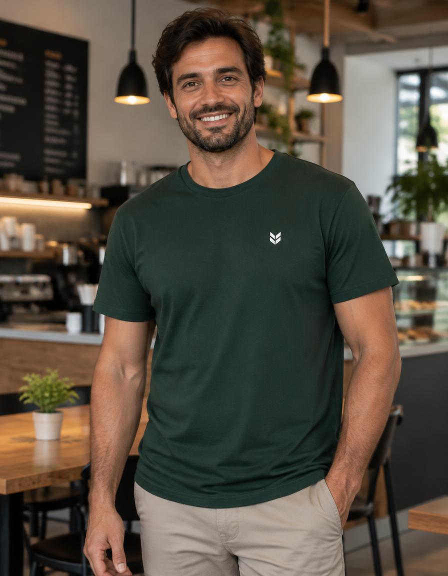 Barista vestindo camiseta verde com marca discreta