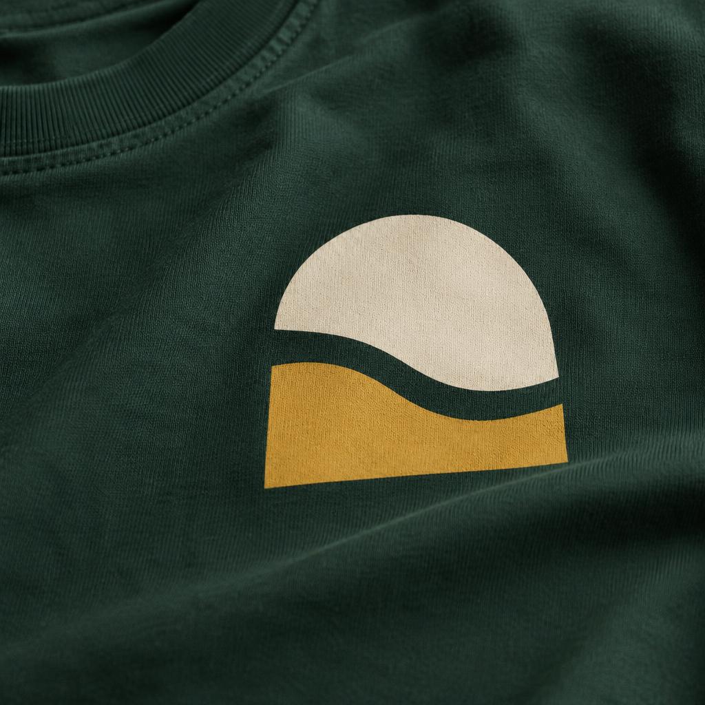 Detalhe de logotipo aplicado com acabamento liso no peito da camiseta